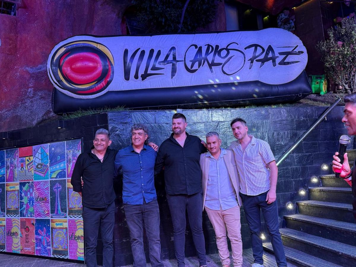 Los artistas de los distintos elencos, presentes en el boliche Khalama.