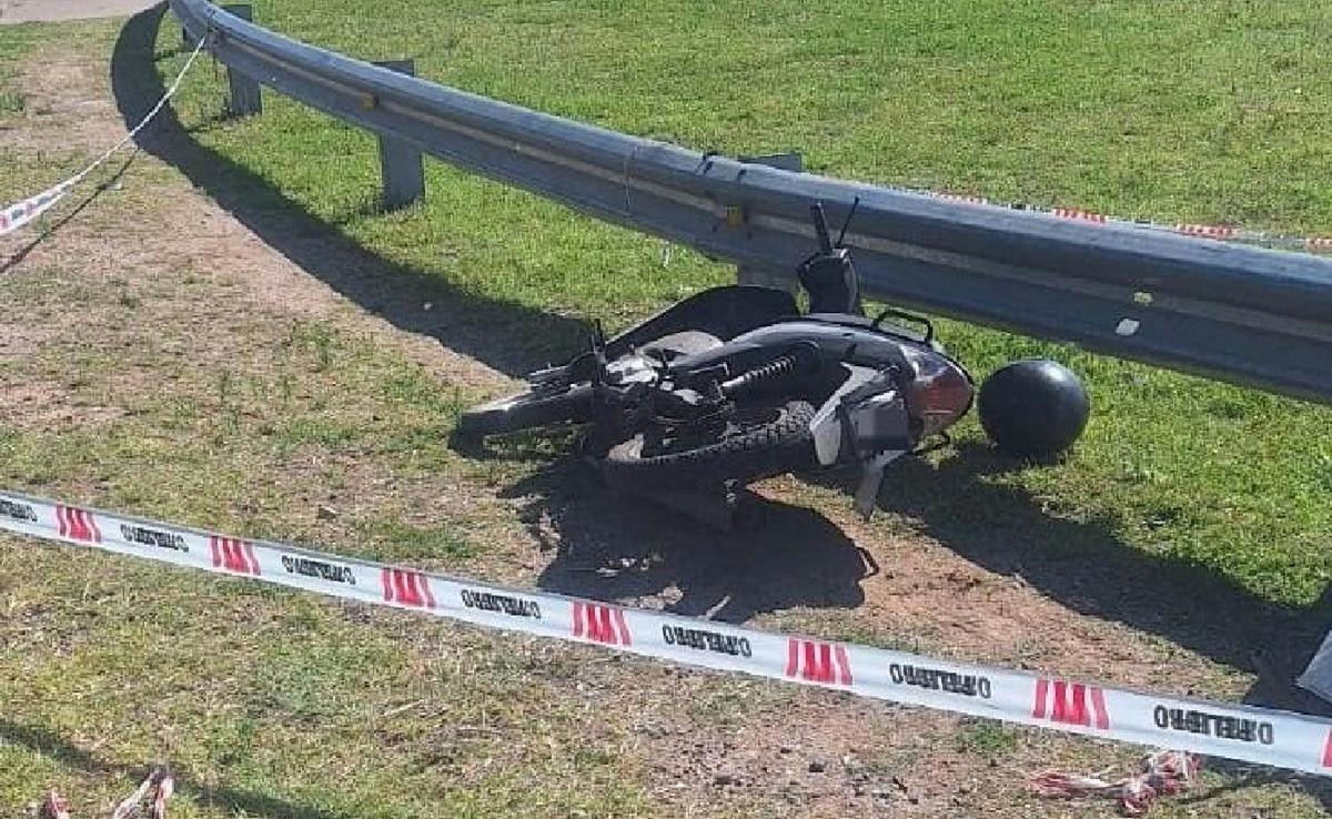 Murió una joven de 25 años en Córdoba tras caer de su moto e impactar con el guardarrail.