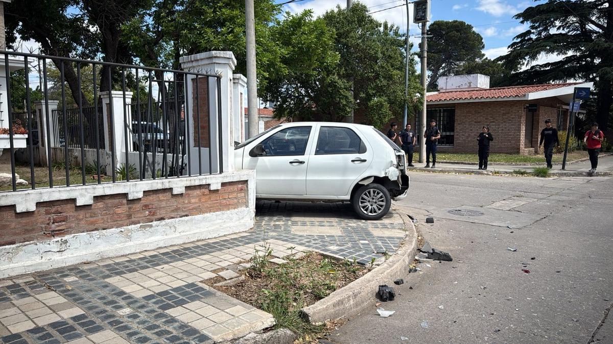 Un auto chocó contra un colectivo y se incrustó contra una casa en Córdoba