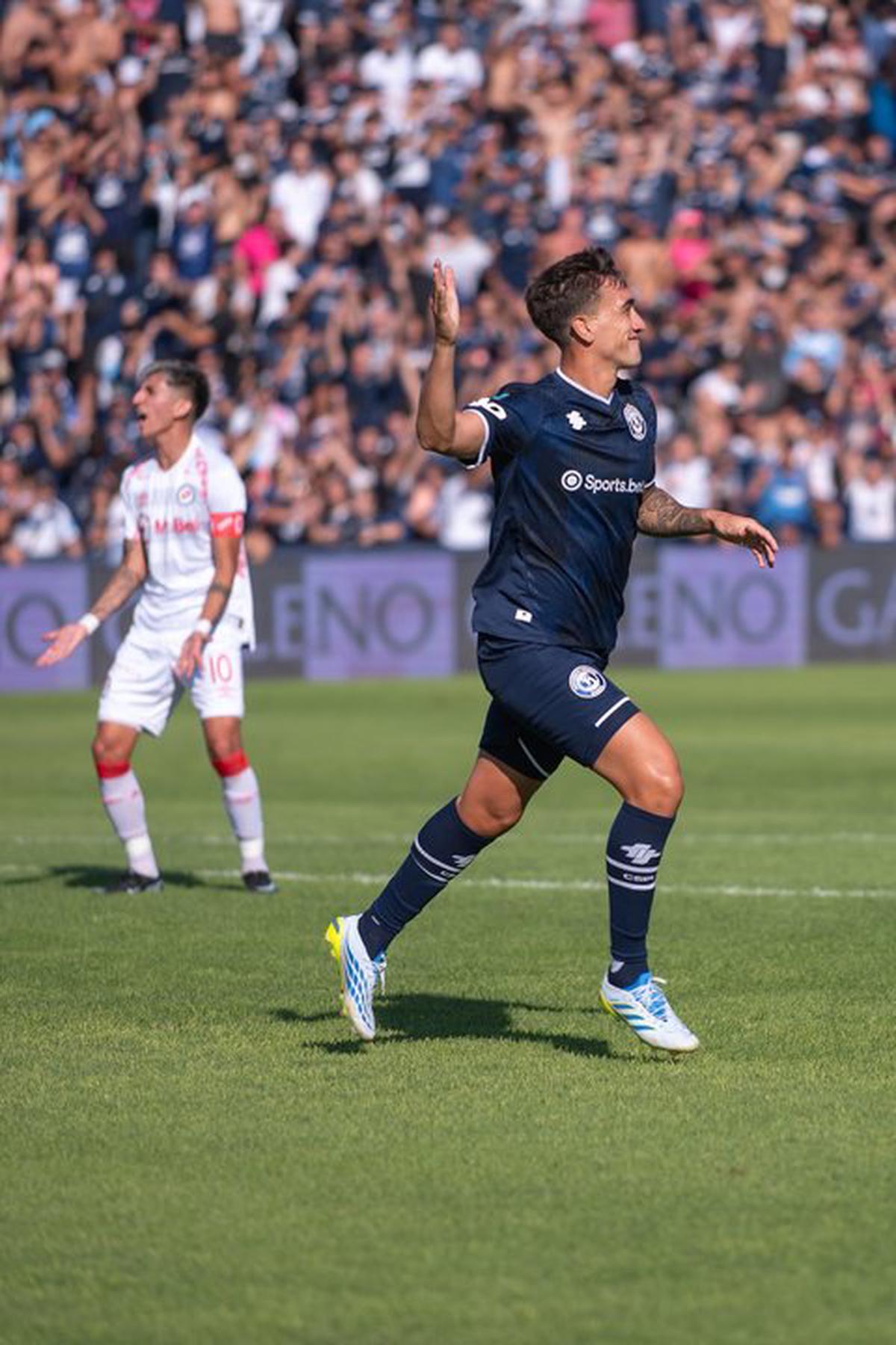 Alejo Osella festeja su gol ante el enojo de Alan Lescano. Foto: Agencia NA (@CSIRoficial)