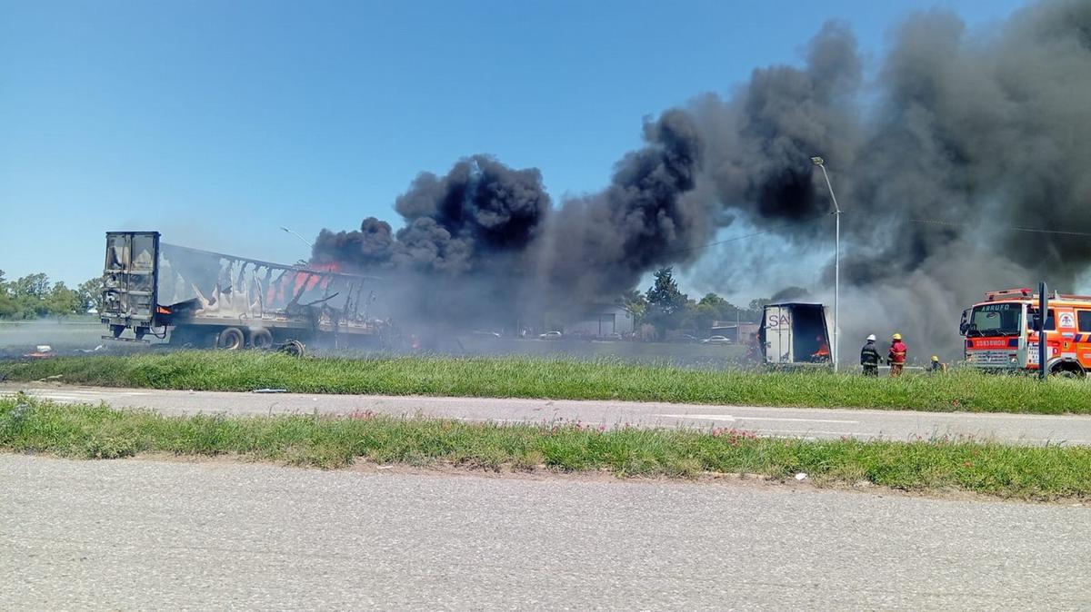 Impactante choque entre dos camiones en Santa Fe.