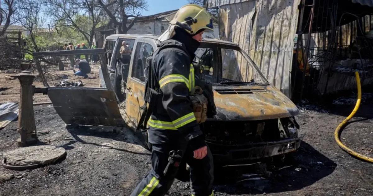 Mientras Moscú asegura respetar el cese al fuego, las autoridades ucranianas reportan ataques a ambulancias y el derribo de 27 drones rusos. Foto: Agencia NA/Redes.