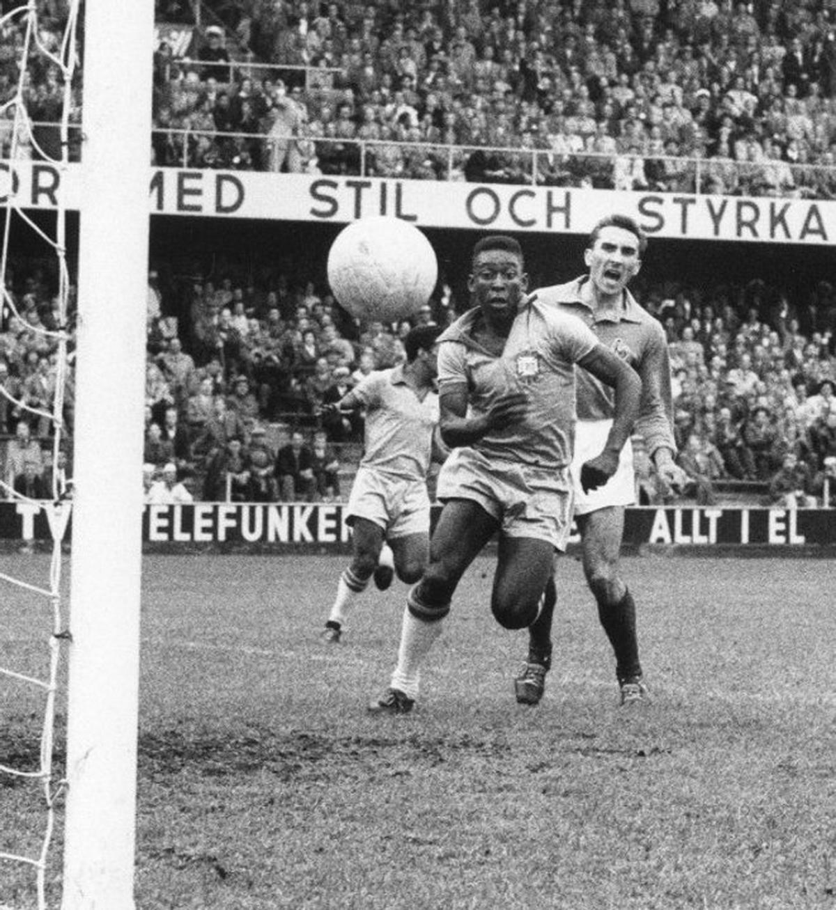 Pelé marcó un triplete en la victoria de Brasil por 5 a 2.