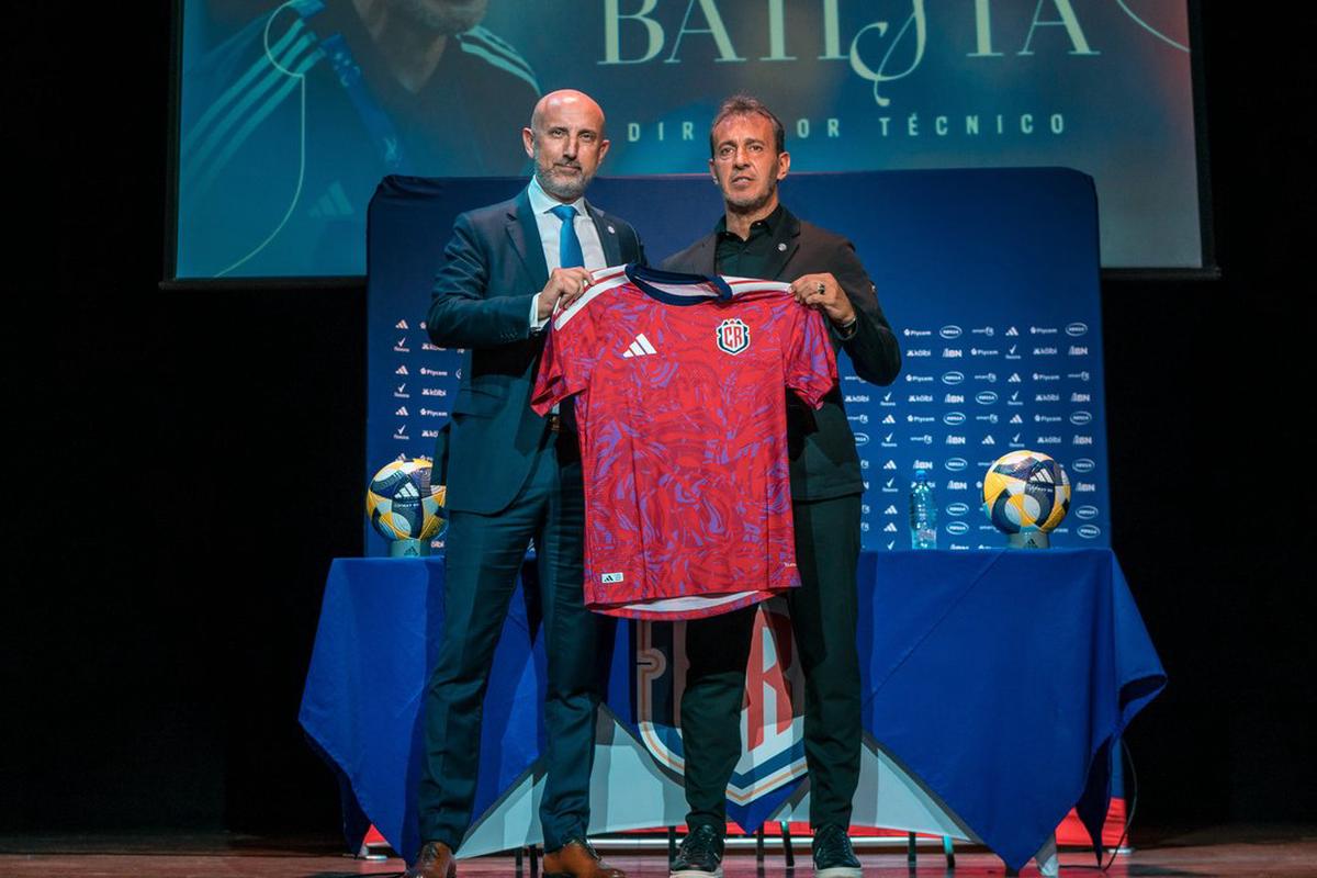 Costa Rica presentó al argentino Fernando