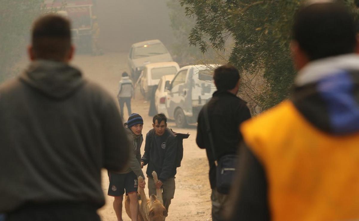 FOTO: Devastación por el incendio que azota a Los Cocos. (Foto: Daniel Cáceres/Cadena 3)