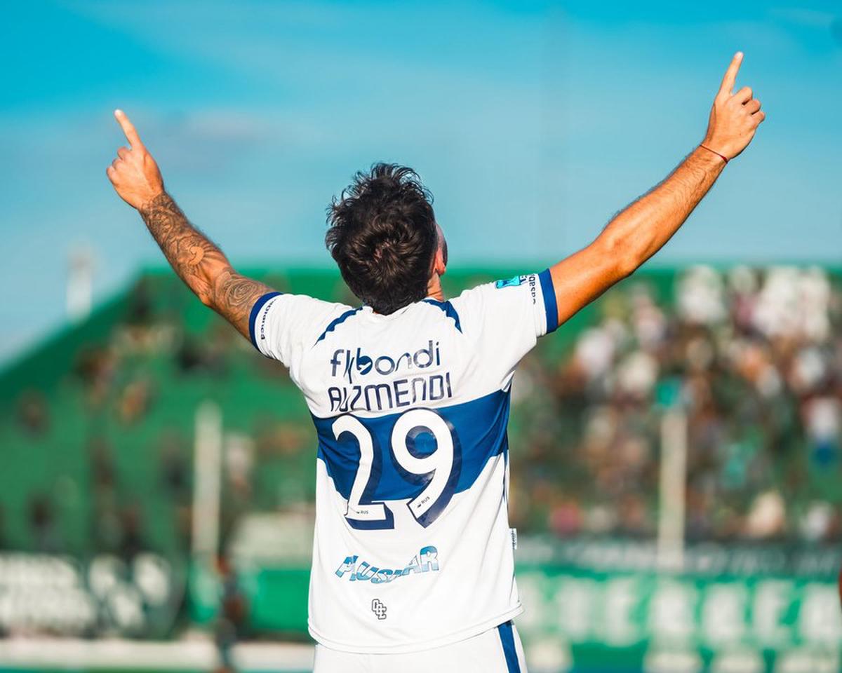Agustín Auzmendi festeja el 1-0 de Gimnasia La Plata.
