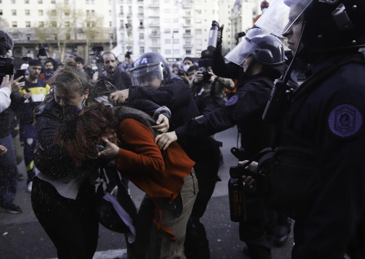 FOTO: Los incidentes se produjeron en las afueras del parlamento. 