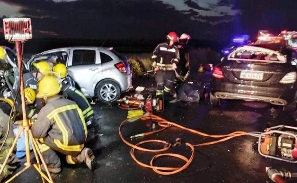 FOTO: Violento choque fatal entre dos autos en ruta 8, en Santa Fe. (Foto: Policía)