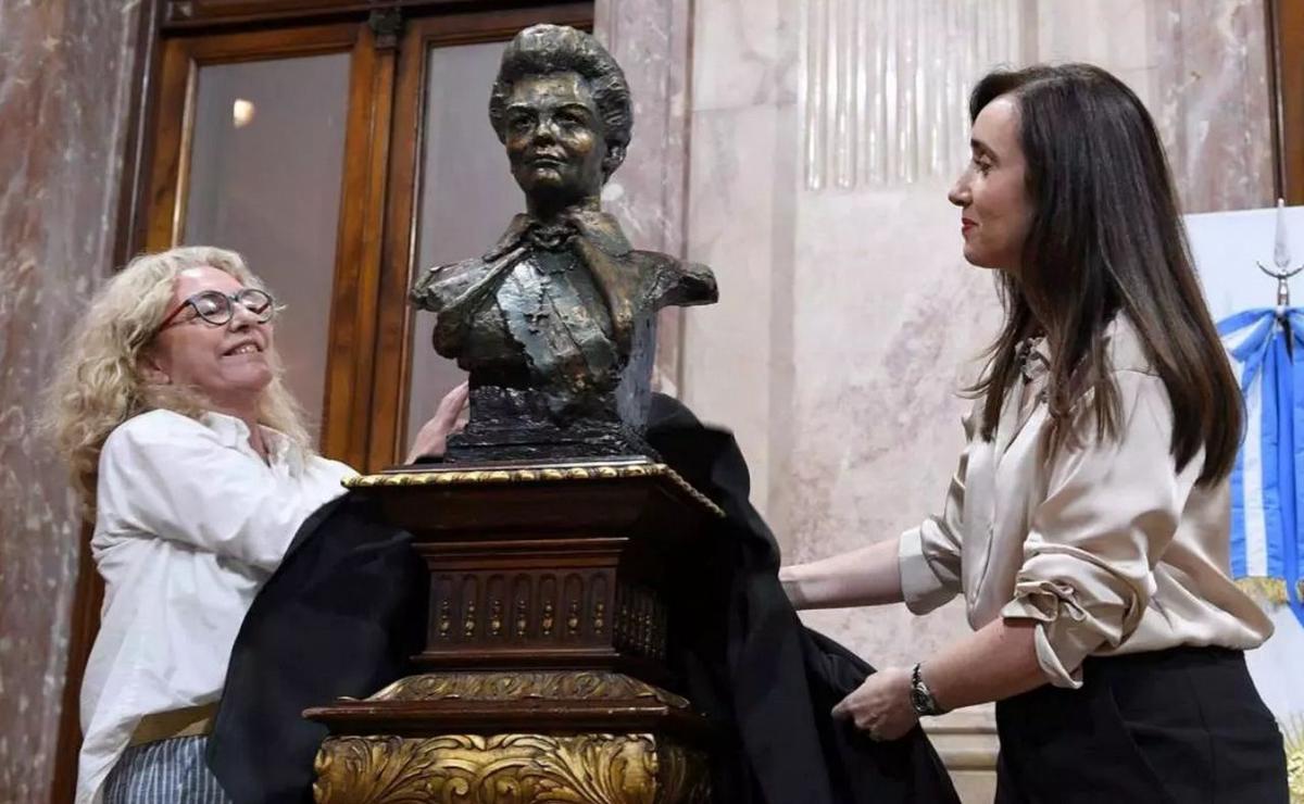 FOTO: Villarruel y un busto de Isabel Perón.