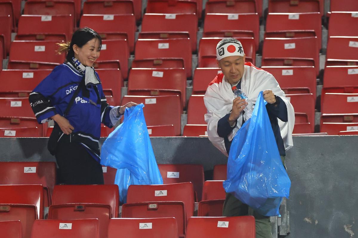 Los hinchas de Japón, limpiando las gradas del estadio (Foto: @Cooperativa - X)