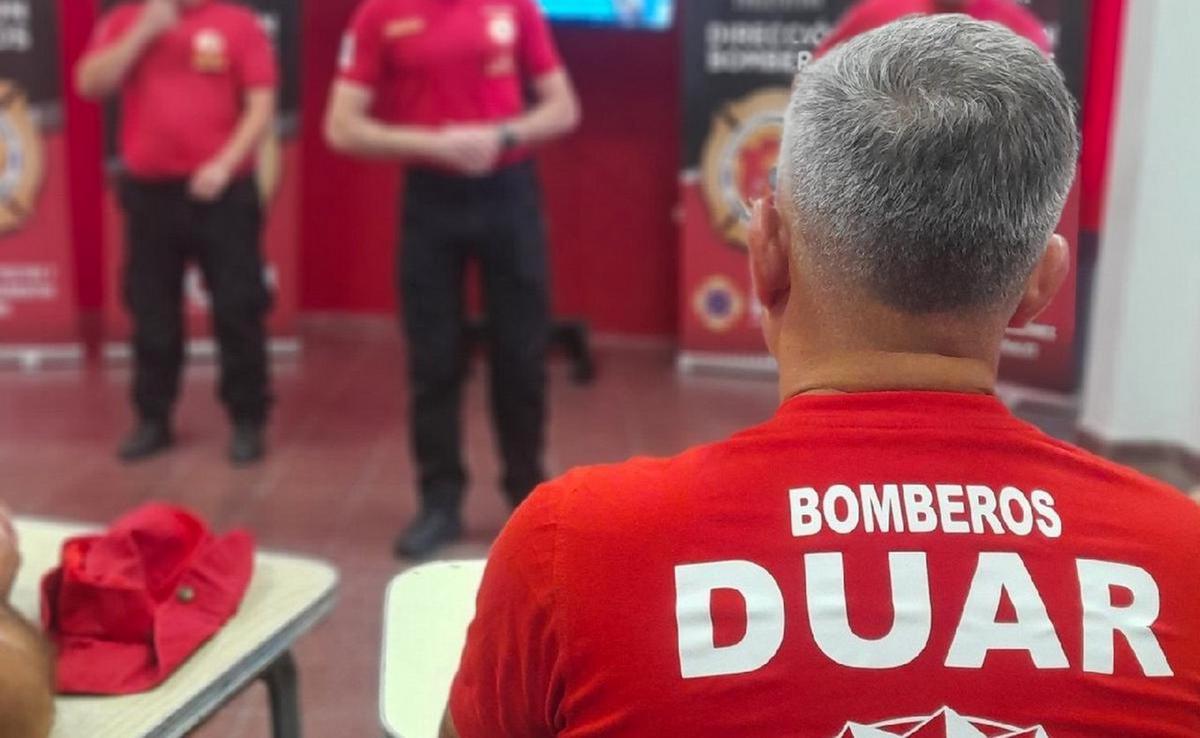 Bomberos rescatan a un can en medio de un incendio 