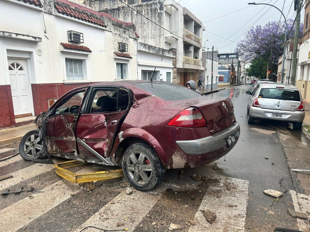 Así quedaron la casa y el auto tras el choque. (Foto: Lucía González/Cadena 3)