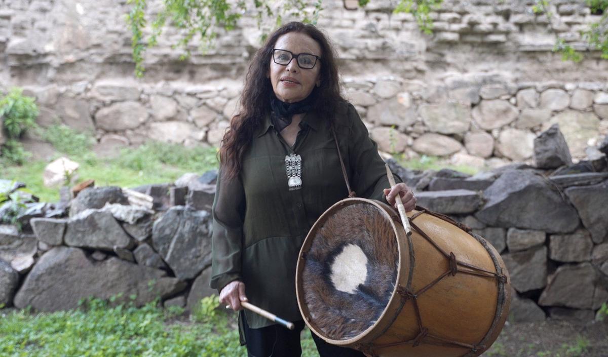 FOTO: Suna Rocha, conductora del documental de Cadena 3.