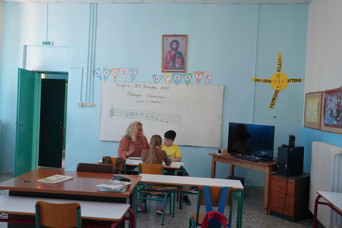 En una isla griega remota, las aulas vacías reflejan una crisis europea