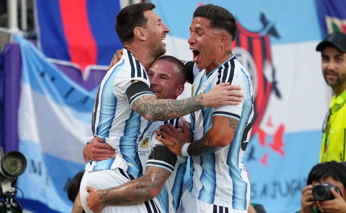 Messi, Mac Allister y Enzo Fernández festejan el primer gol ante Suiza. (Foto: AP)