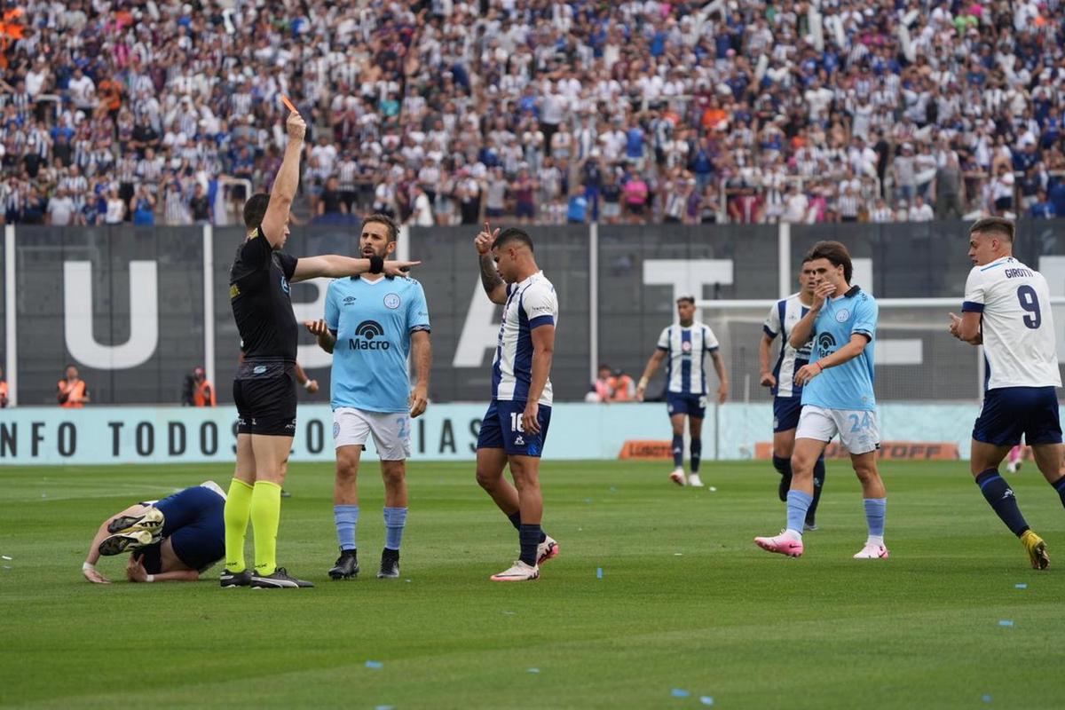 FOTO: El momento de que Alejandro Rébola comete infracción de roja. (Foto: Daniel Cáceres)