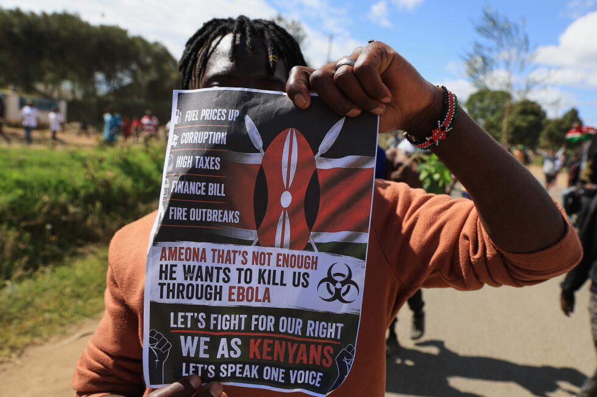 Presidente de Kenia defiende centro de cuarentena para ébola de EE.UU. en medio de protestas