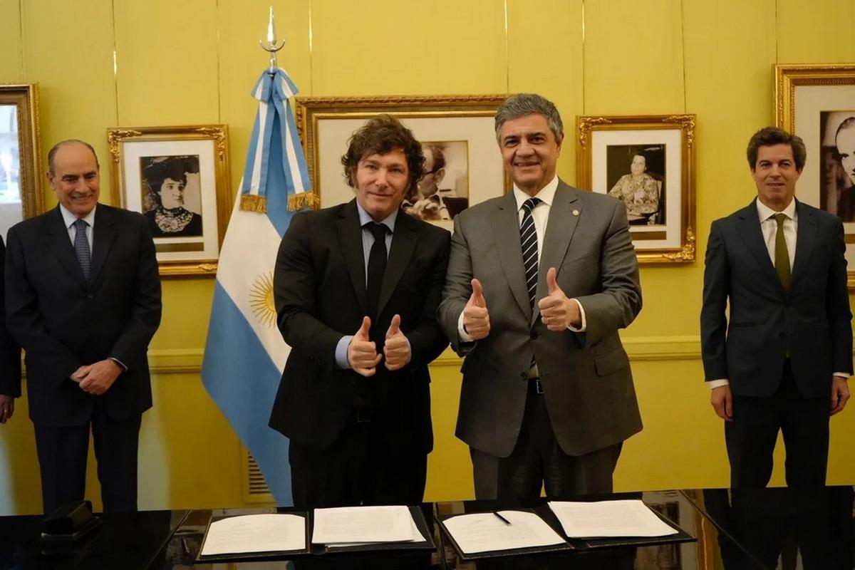 Milei firmó con Jorge Macri el traspaso de 31 líneas de colectivos
