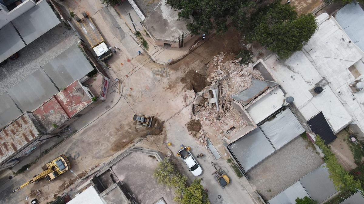 FOTO: Demolieron la casona afectada por un caño roto en Güemes. (Daniel Cáceres/Cadena 3)