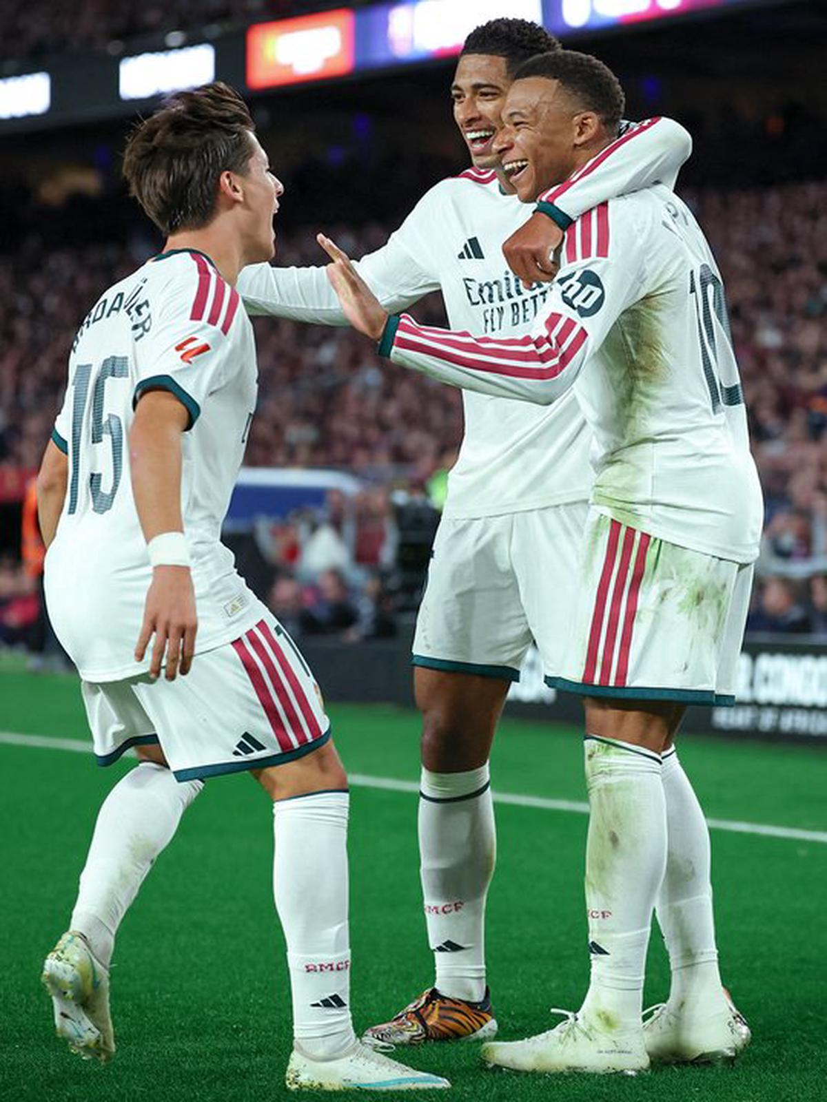 Arda Guler, Jude Bellingham y Kylian Mbappé (de izquierda a derecha) celebran el gol del triunfo ante el Barcelona.