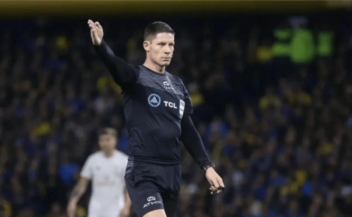 FOTO: Nicolás Ramírez, el arbitro del superclásico. (Foto:NA)