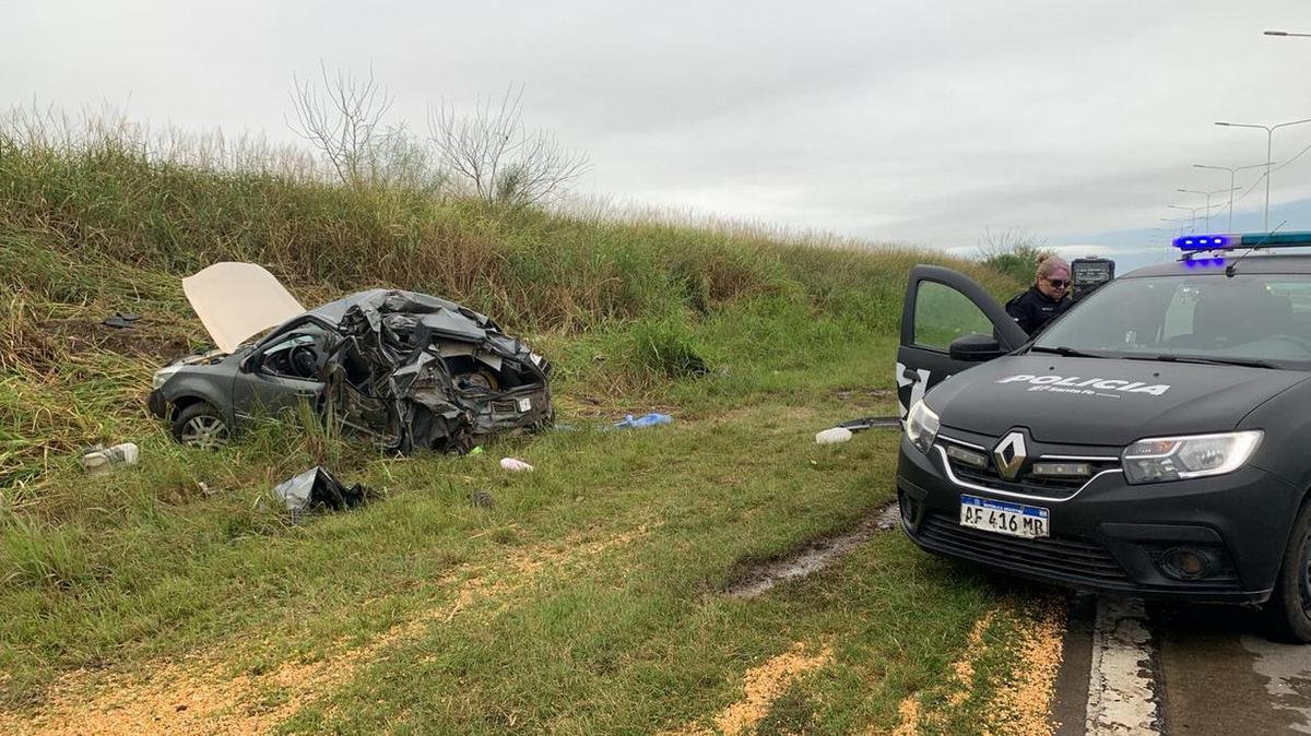 El automóvil Chevrolet Agile quedó irreconocible.