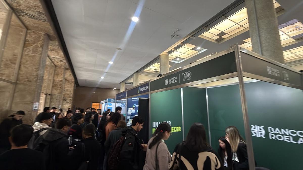 Empresas y consultoras participan de la Feria de Empleo de la UNC. (Celeste Benecchi/Cadena 3)