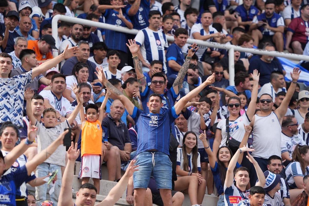 FOTO: Los hinchas albiazules, en el clásico.