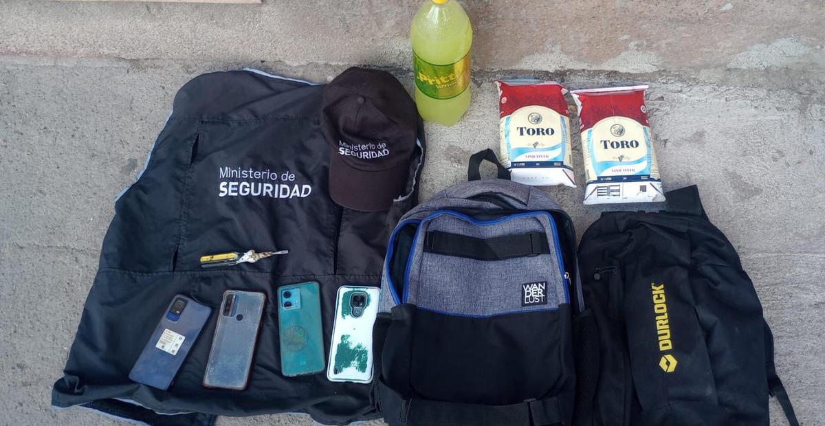 FOTO: Fueron detenidos cuando intentaban ingresar a la cancha con chalecos del Ministerio.