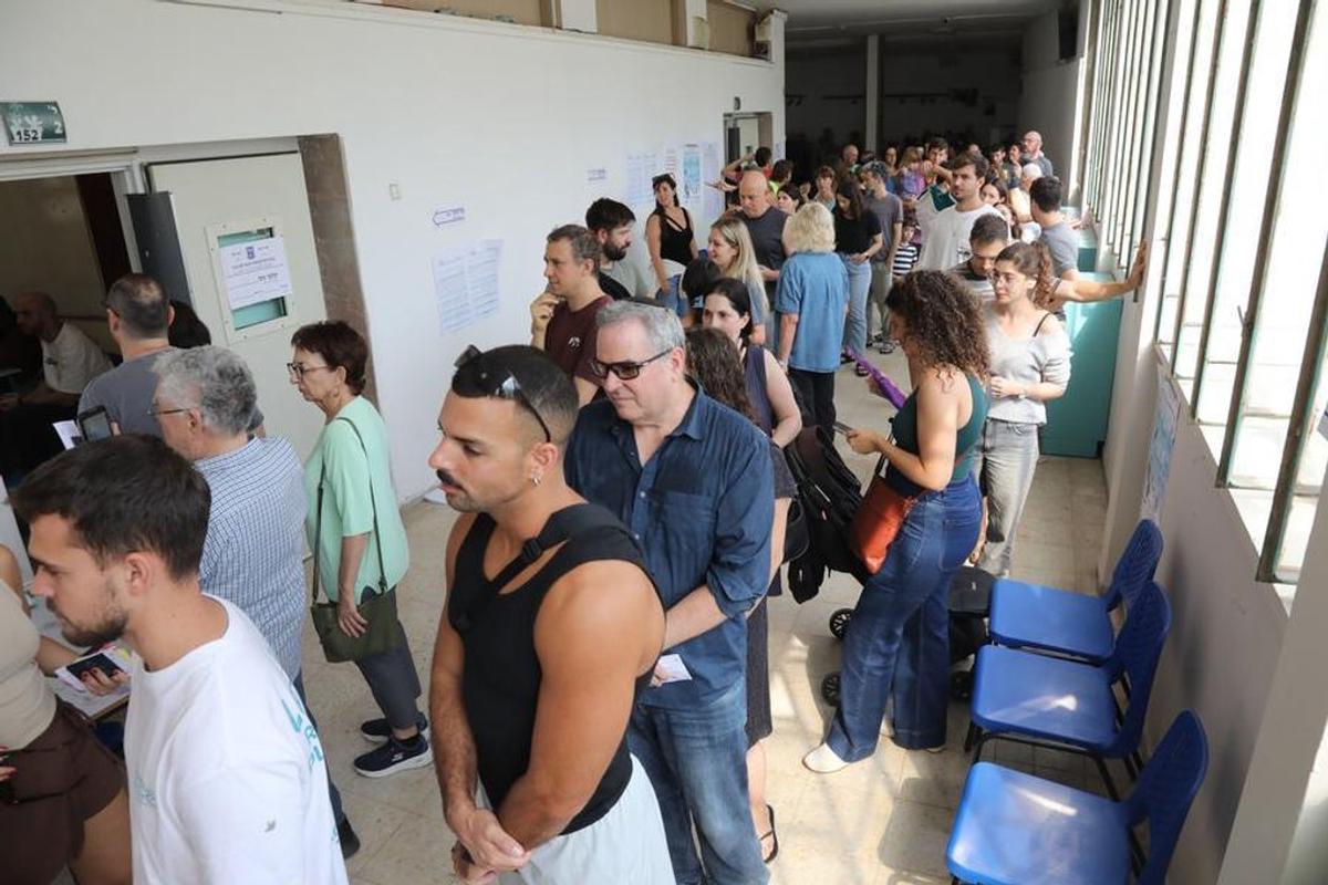 Gente haciendo fila para emitir su voto en un colegio electoral de Tel Aviv, Israel.