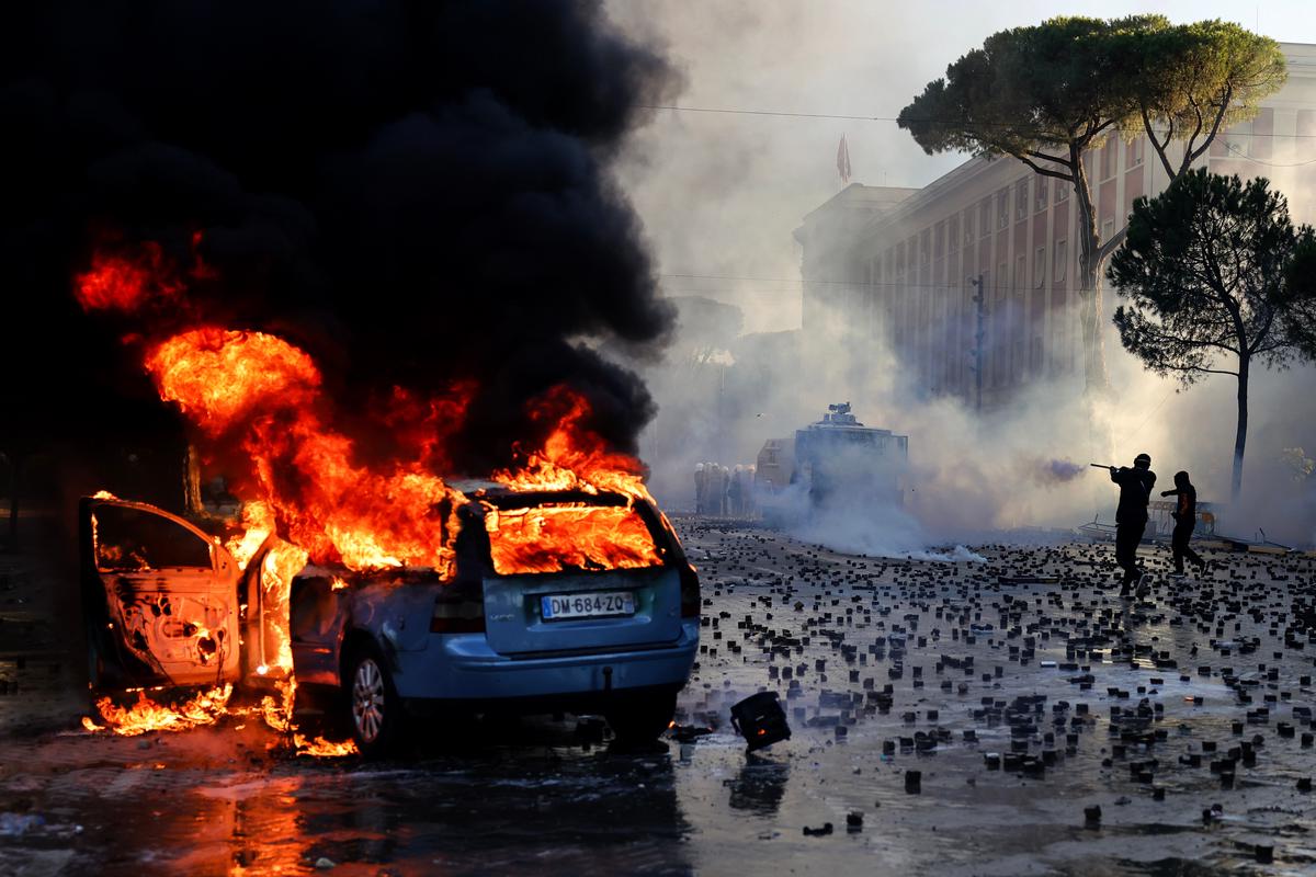Disturbios entran en su 5to día al escalar protestas antigubernamentales en Albania