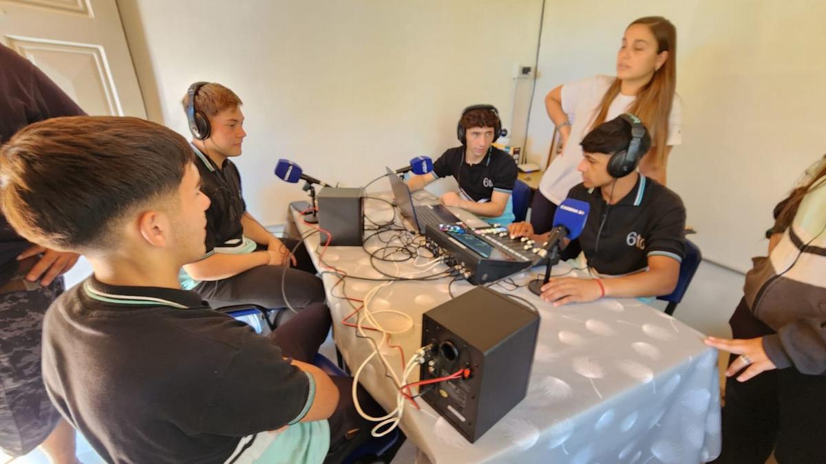 FOTO: Entregaron los equipos a la escuela ganadora de 