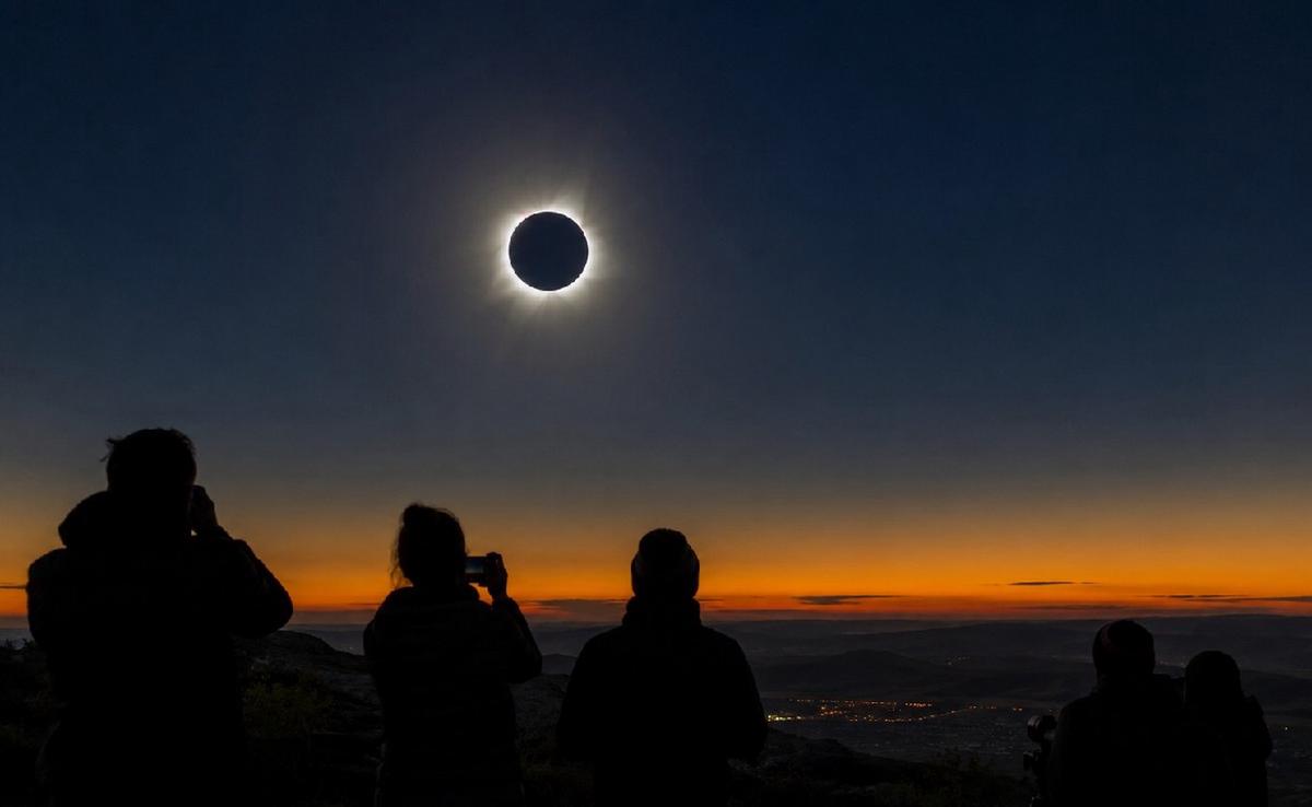 Desde dónde será visible el eclipse del 12 de agosto. (Foto generada con IA)