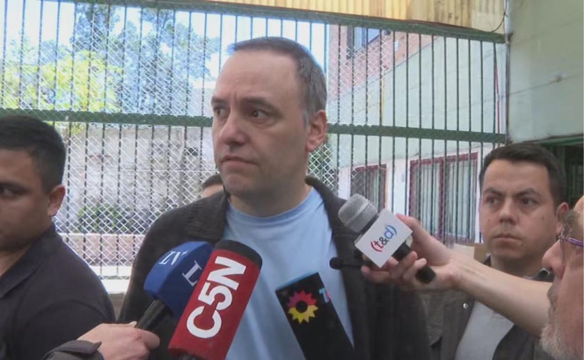 Manuel Adorni fue increpado al votar.