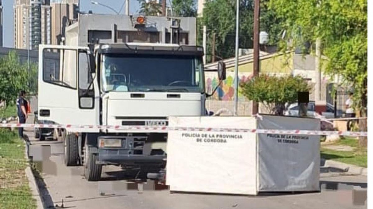 FOTO: Murió un hombre tras el choque de una moto contra un camión de basura en Córdoba