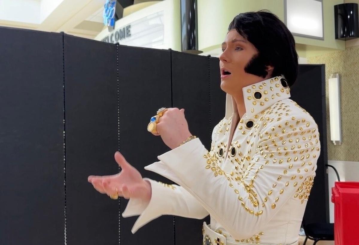 Con trajes blancos, pelucas y bailes, estos jóvenes mantienen vivo a Elvis