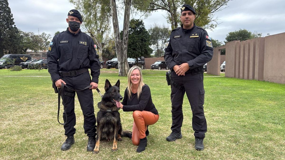 La Fuerza Policial Antinarcotráfico rinde homenaje a Buster