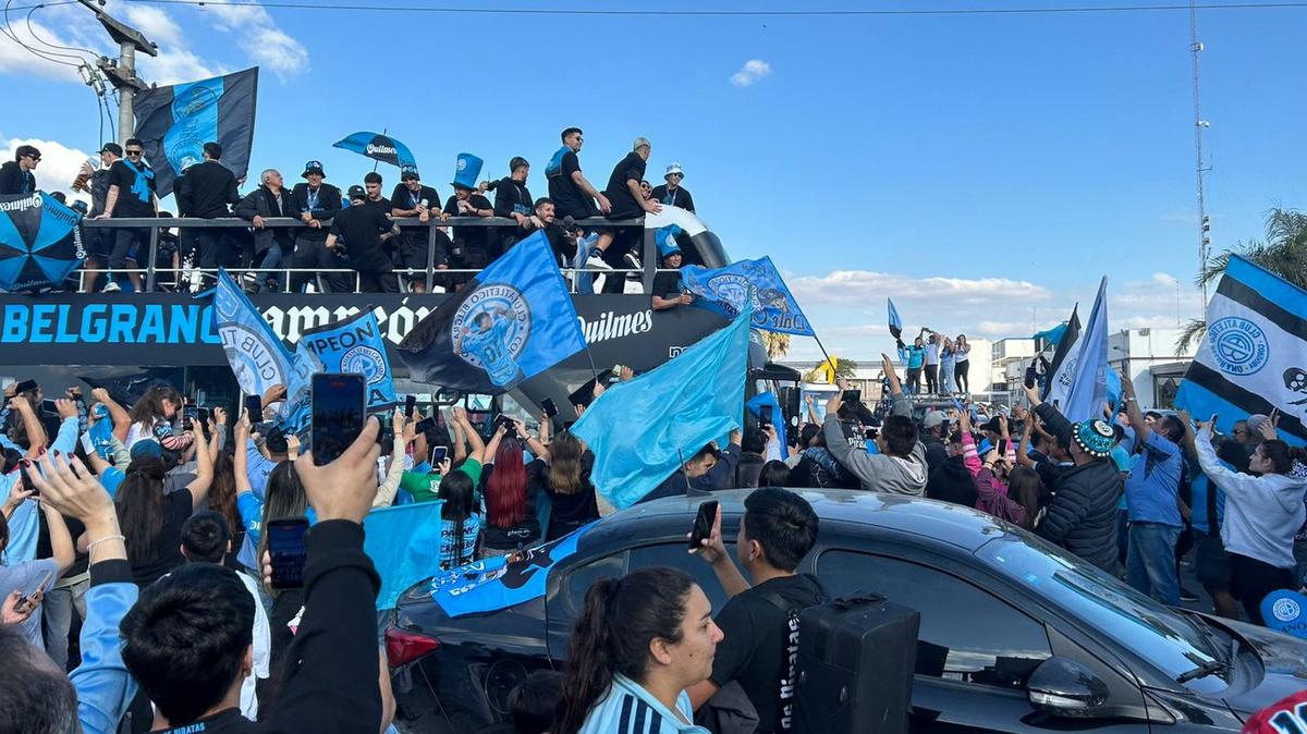 Una postal histórica: el micro descapotable del Belgrano campeón entre la gente.