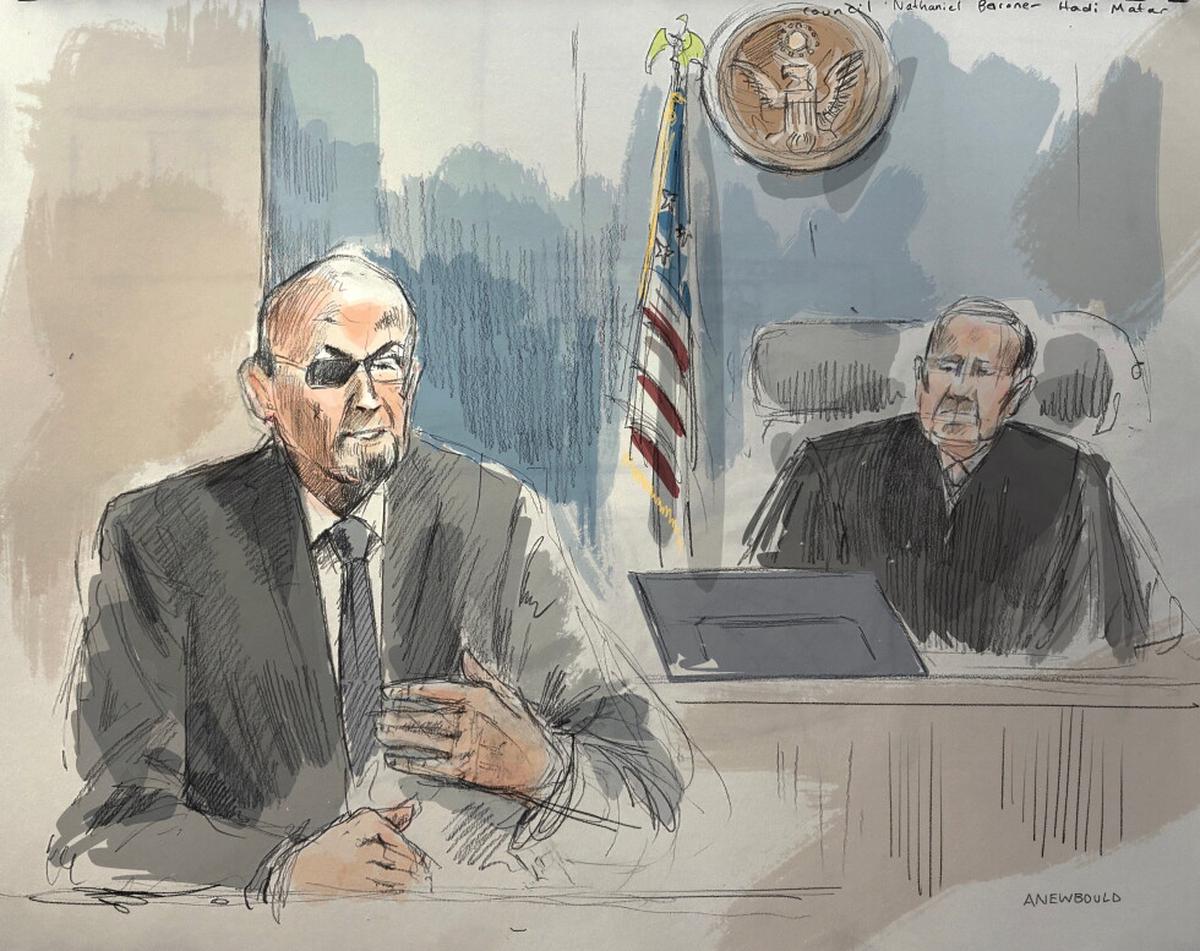 Salman Rushdie testifica en el juicio por terrorismo del hombre condenado por apuñalarlo