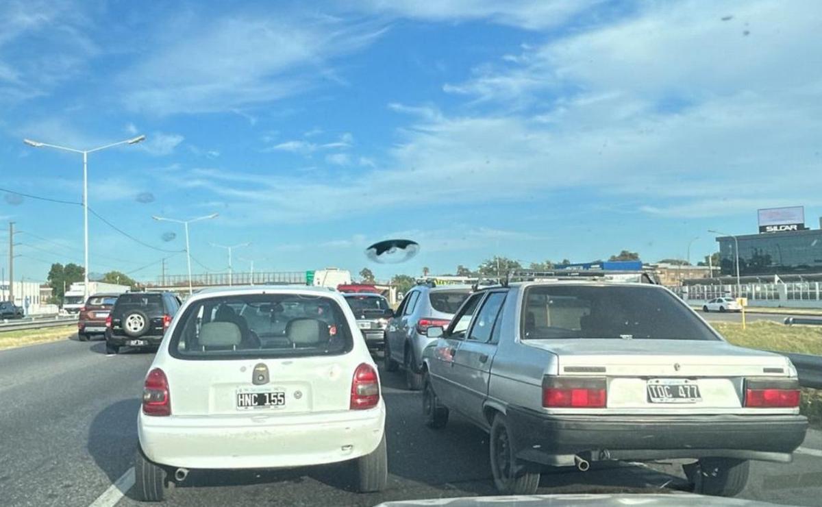 Tránsito colapsado en Circunvalación, por el corte en el puente del arroyo Saladillo.