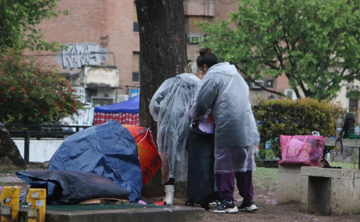 Acampe en Plaza de la Intendencia (Foto: Daniel Cáceres, Cadena3).