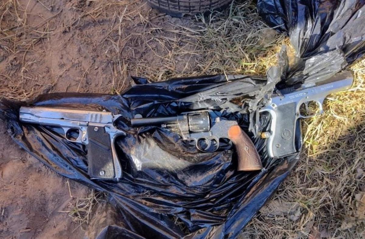 Una pistola clave en un caso de homicidio aparece en un allanamiento