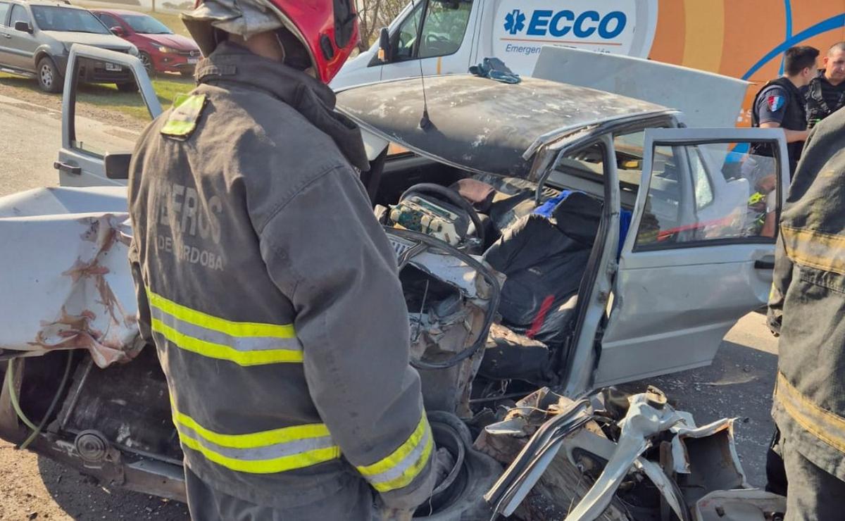 FOTO: Choque entre un camión y un auto en colectora. 