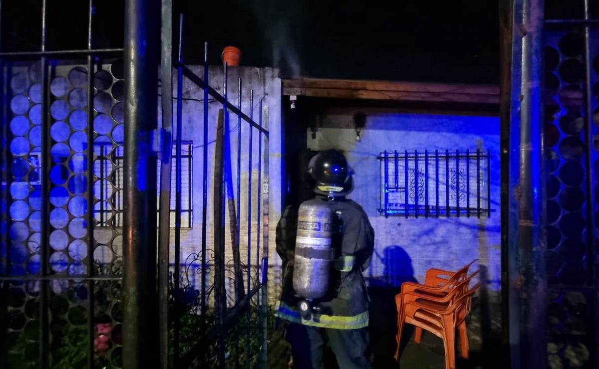 El fuego se originó en un dormitorio de una vivienda de pasillo.