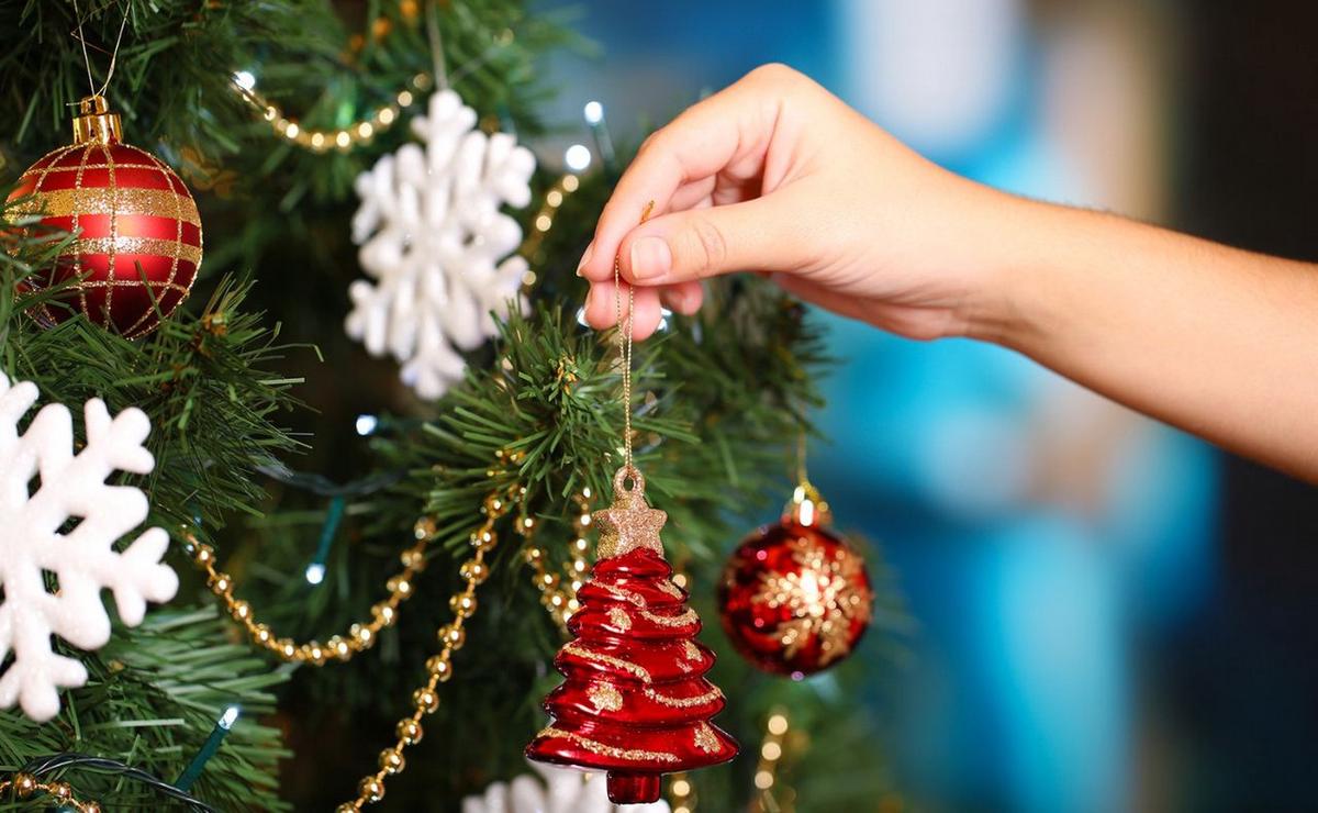 La decoración del arbolito de navidad.