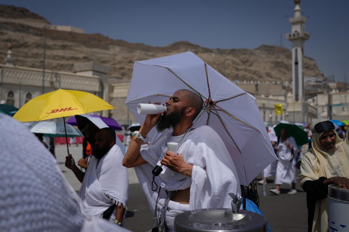 Peregrinos musulmanes realizan rituales del haj bajo intenso calor al inicio del Eid al-Adha