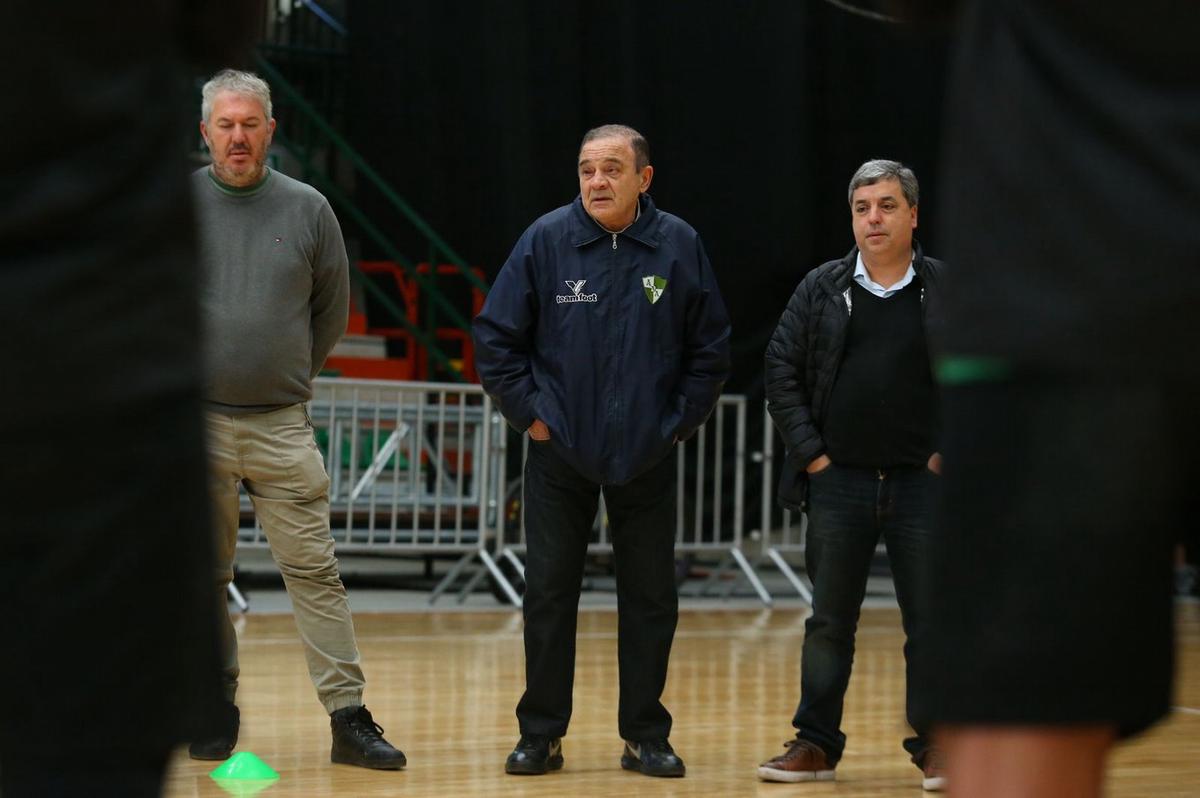 FOTO: Felipe Lábaque, junto al saliente presidente David Urreta. Foto: Prensa Atenas.