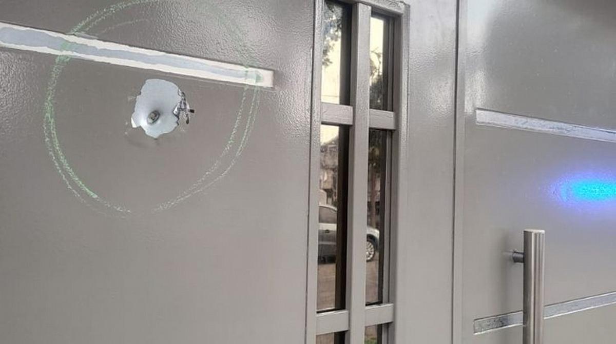 Impacto de bala en la casa del barbero, padre del bebé asesinado.