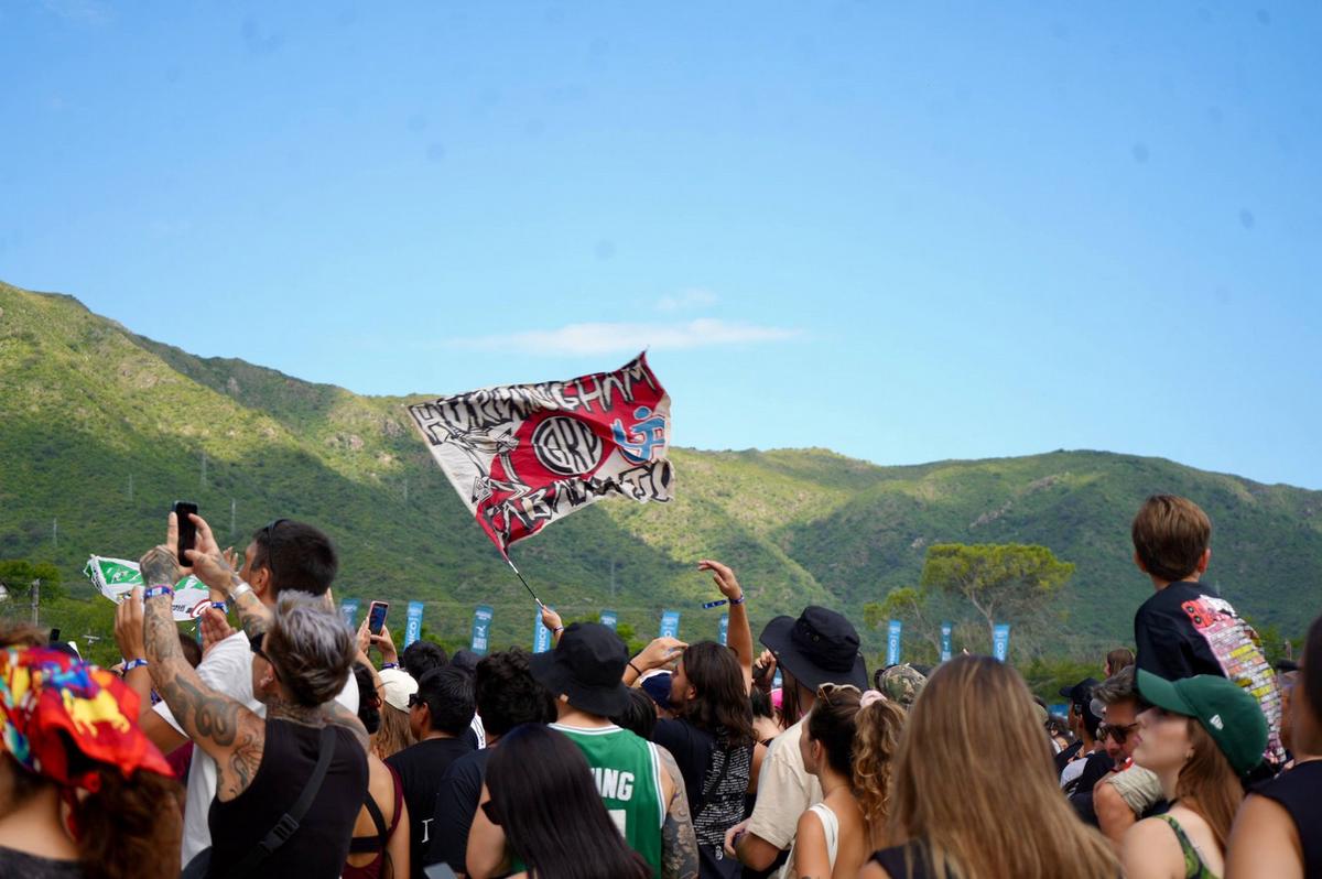 Una multitud vibra en el primer día del Cosquín Rock 2026. (Foto: Daniel Cáceres)