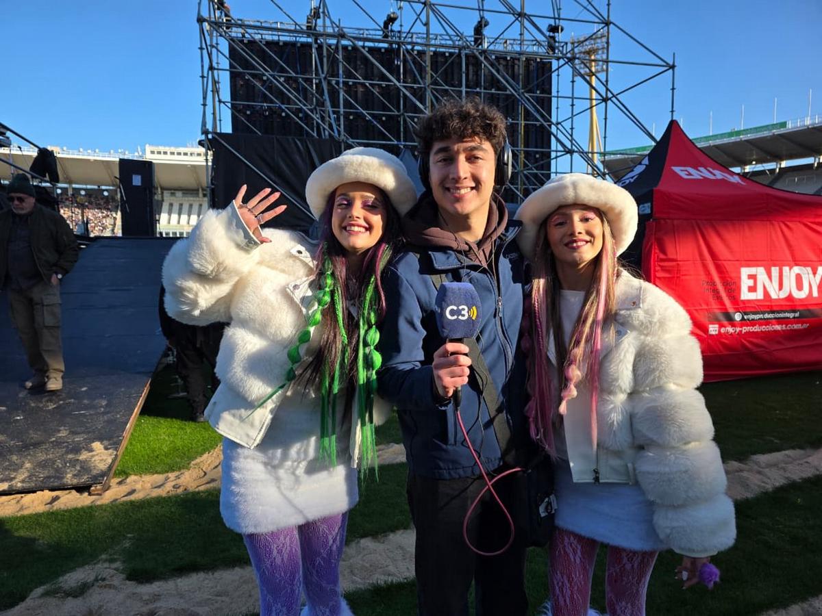 Agustín González, con las chicas de Bandín.